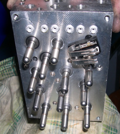 A szelepek mechanikus része a hidraulika tömbbe sajtolva