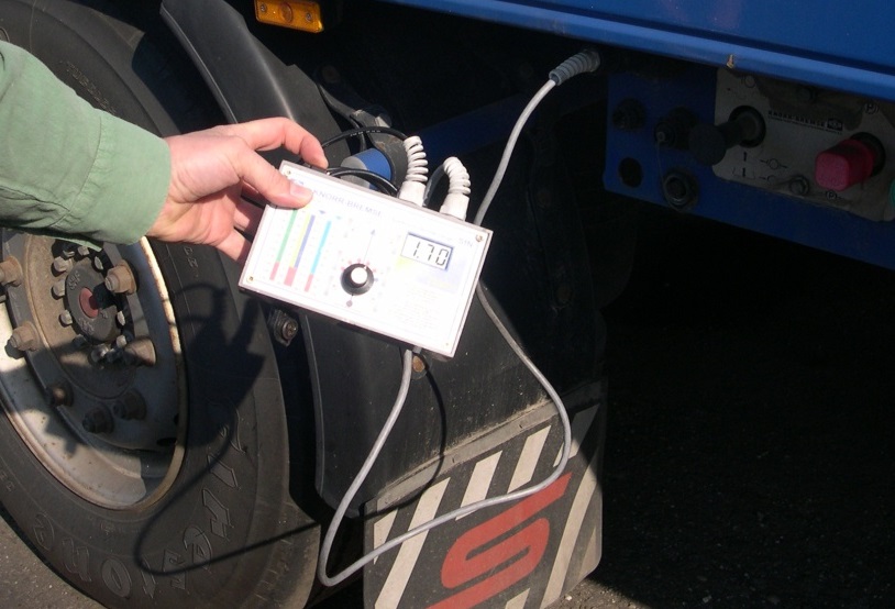 A fékbetét kopásmérő használata nyerges félpótkocsinál, melyet központi csatlakozóval elláttak