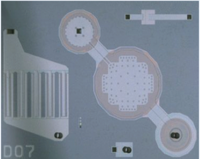 A mikropumpa felülnézete, baloldalon a szűrőegység