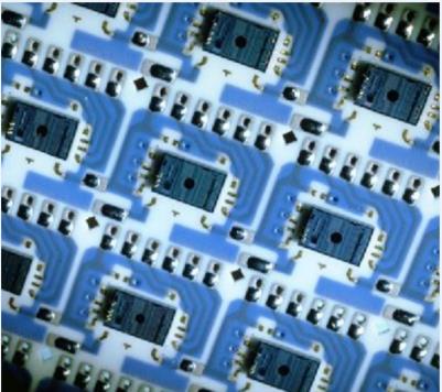 A mikromechanikai nyomásmérő áramkörei kerámia hordozóra vannak szerelve