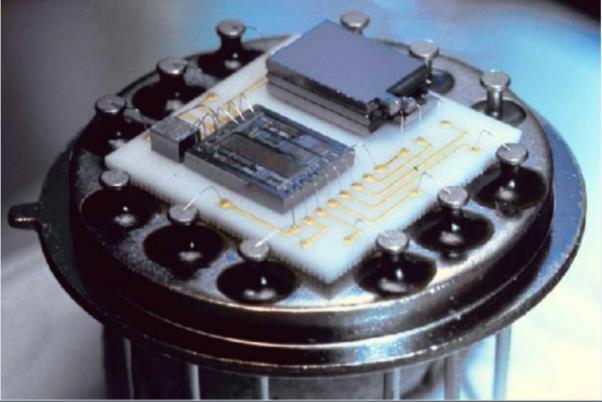 Tömbi mikromechanikai technológiákkal kialakított gyorsulásmérő tokozás előtti képe